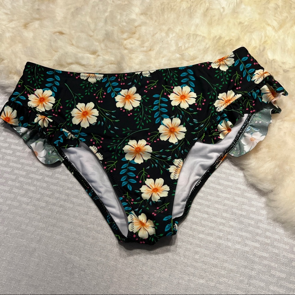 NWOT BLACK GREEN FLORAL RUFFLE BOTTOMS